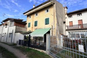CASA IN LINEA DA RISTRUTTURARE CON CORTE RECINTATA