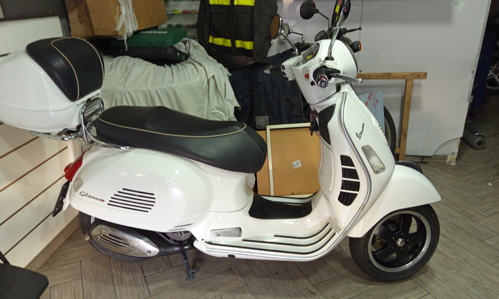 Piaggio vespa GTS 300 km0