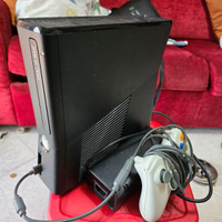 xbox 360 slim con joypad cavi video e alimentatore