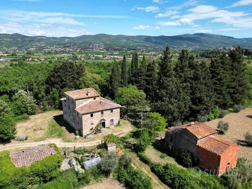 Rustico / Casale di 700 m² con più di 5 locali e b - Vista 2