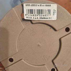 1 vaso grigio e 1 vaso nero in plastica