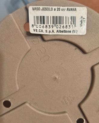 1 vaso grigio e 1 vaso nero in plastica