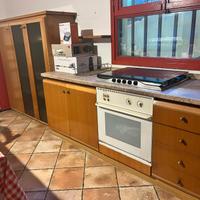 cucina con piano cottura forno e mobile