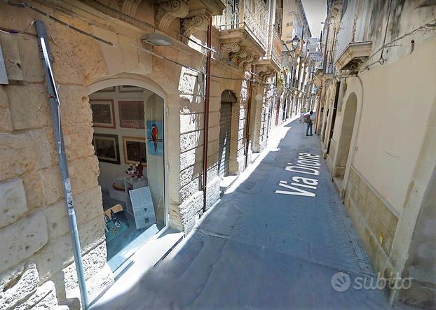 Siracusa basso commerciale in ortigia