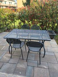 Tavolo e 4 sedie da giardino 