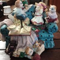 carillon Cats playing in sufa 