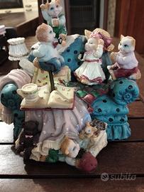 carillon Cats playing in sufa 