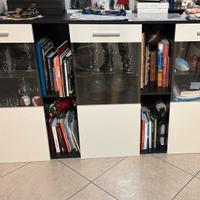 Mobile da salone con ante in vetro