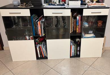 Mobile da salone con ante in vetro