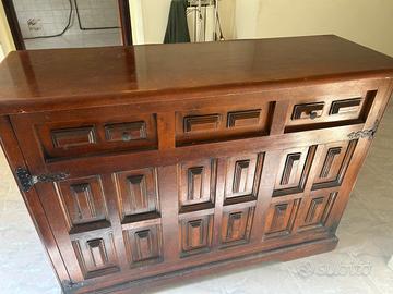 Credenza antica stile spagnolo con letto