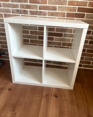 KALLAX e Contenitori grigio DRONA