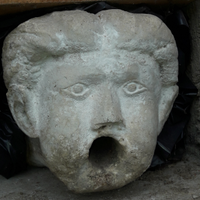 Fontana,testa in pietra scolpita