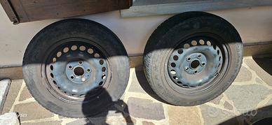 Pneumatici con cerchi e copricerchi