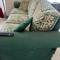 2  divani (un 2 posti- un 3 posti