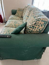 2  divani (un 2 posti- un 3 posti