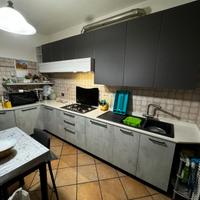 Cucina compresa di elettrodomestici