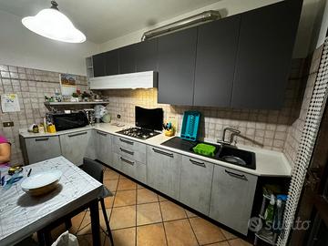 Cucina compresa di elettrodomestici