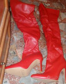 stivali rossi ,alla coscia 
