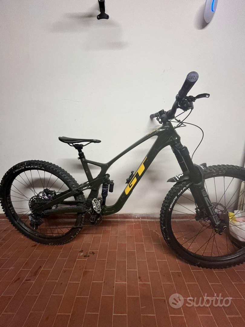 Una Colnago gialla per Re Pogacar, signore del Tour