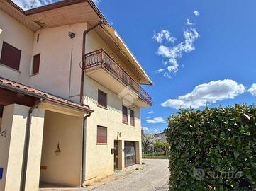 VILLA A SCHIERA D'ANGOLO A ROMANO D'EZZELINO
