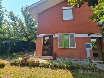 San cesareo appartamento con corte esclusica