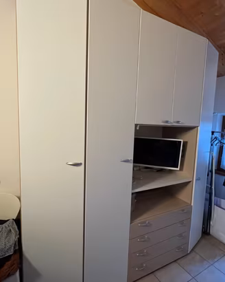Armadio / parete attrezzata bianca