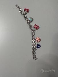 Bracciale con charms.