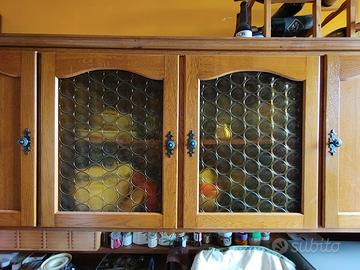 Credenza in legno massello con vetrina, 204×190 cm