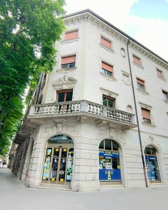 Palazzo / Stabile di 2008 m² con più di 5 locali a