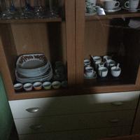 Parete soggiorno con vetrinetta.