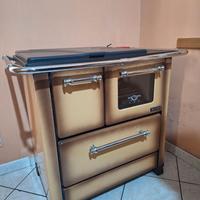 Stufa a legna con forno e piano cottura