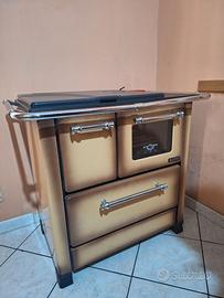 Stufa a legna con forno e piano cottura