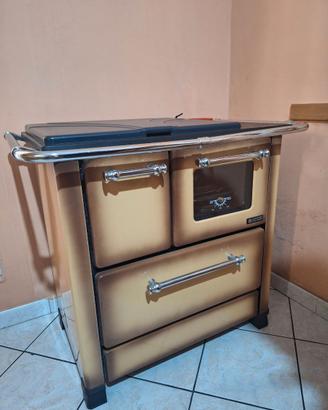 Stufa a legna con forno e piano cottura