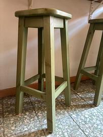 Coppia di sgabelli e mensola in legno