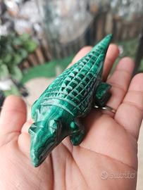scultura coccodrillo in pietra di vera Malachite 