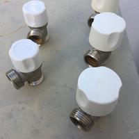 Radiatori e Termosifoni Valvole Raccordi Staffe