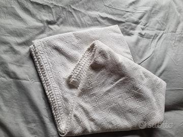 copridivano o copriletto bianco