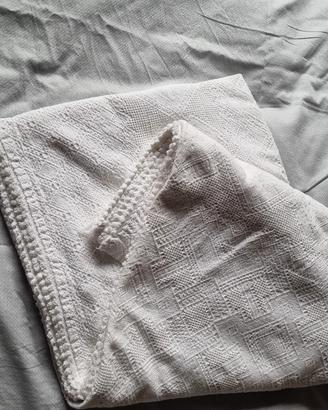 copridivano o copriletto bianco