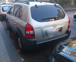 Vendesi Hyundai Tucson 2007 benzina