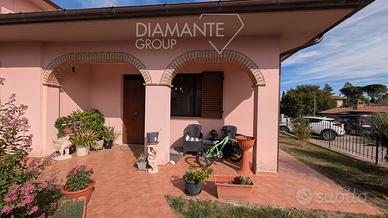 Porzione villa bifamiliare con garage e giardino
