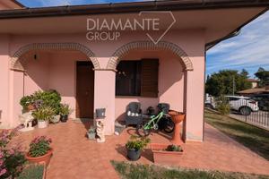 Porzione villa bifamiliare con garage e giardino