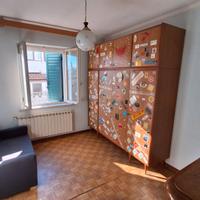 Armadio con adesivi vintage