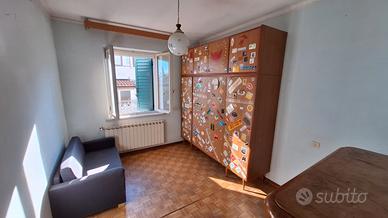 Armadio con adesivi vintage