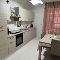 Camera da letto completa cucina tavolo con sedie