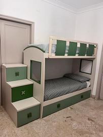 Cameretta con letto a castello, armadio e mensole