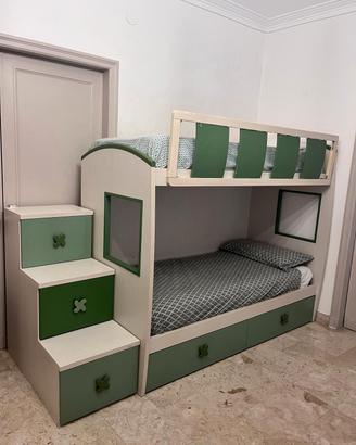 Cameretta con letto a castello, armadio e mensole