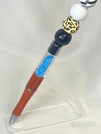 Penna fatta a mano con palline roranti e sabbia