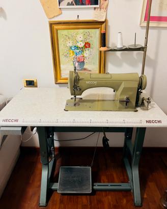Macchina da cucire Necchi professionale