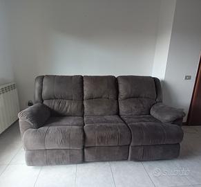 Divano con 2 recliner automatici
