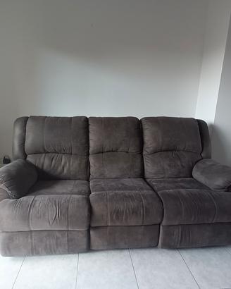 Divano con 2 recliner automatici